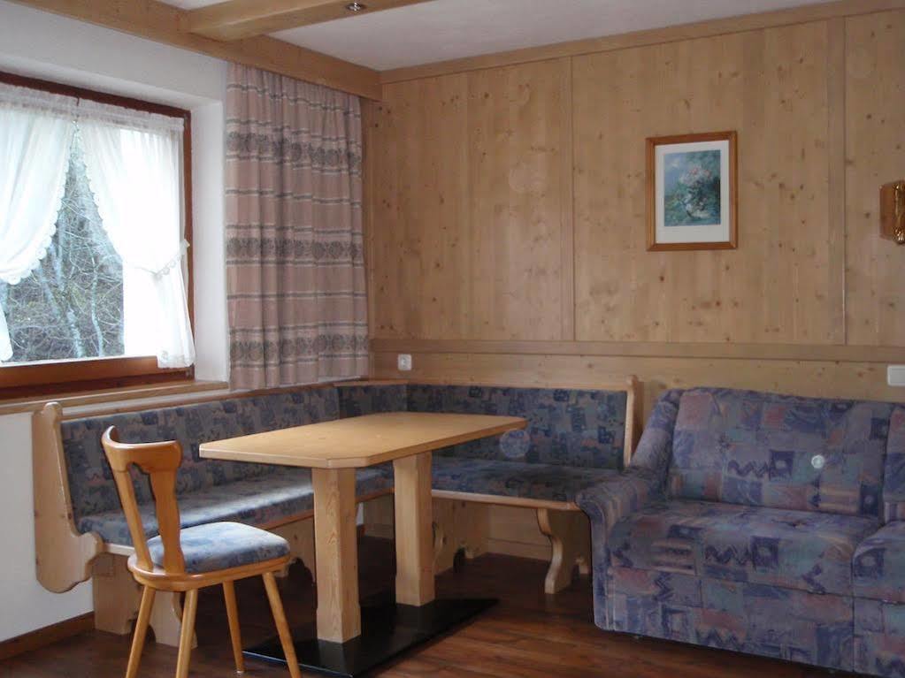 Pension Appartements Via Claudia Lermoos Exteriör bild